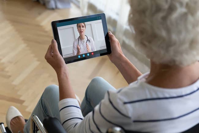 9 Gadgets for Dementia Patients That are Incredibly Helpful